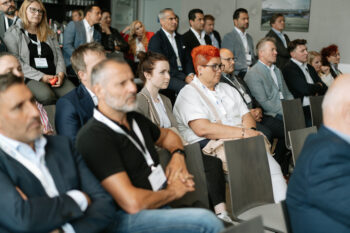 Menschen im Publikum schauen zur Bühne